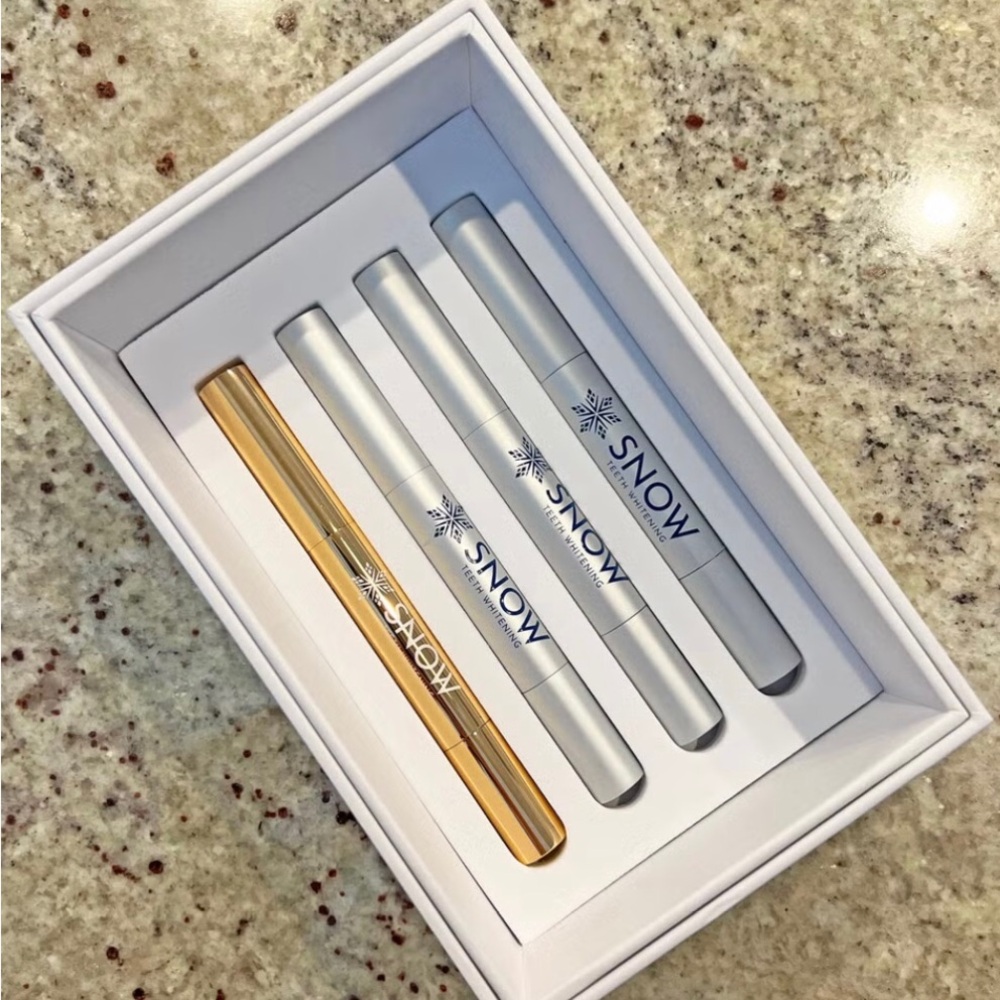 SNOW Teeth Whitening Kit - Picture 2 of 8
